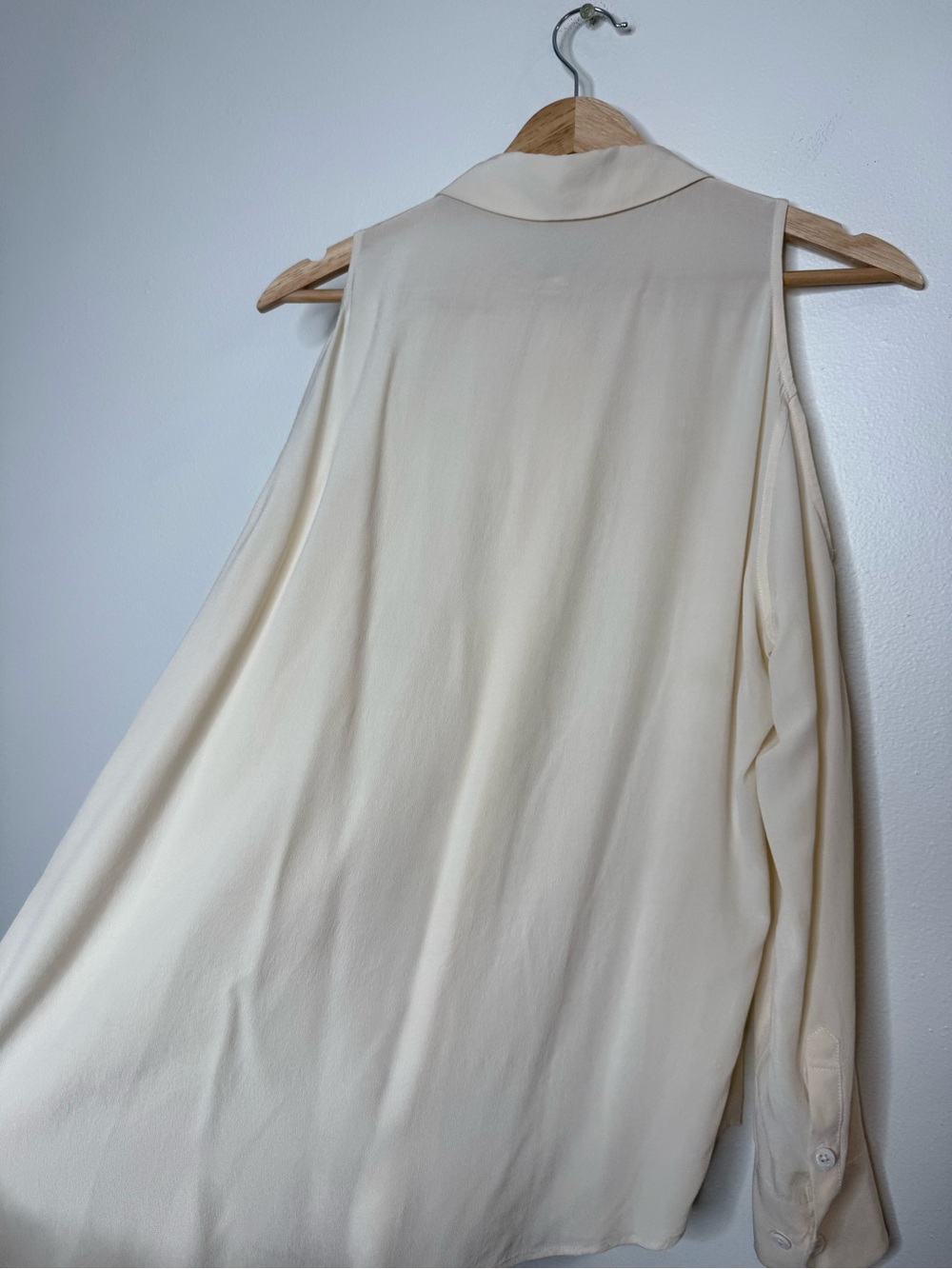 Equipment Femme Silk Cold Shoulder Cut Out Collared Blouse in off white large - Picture 3 of 7